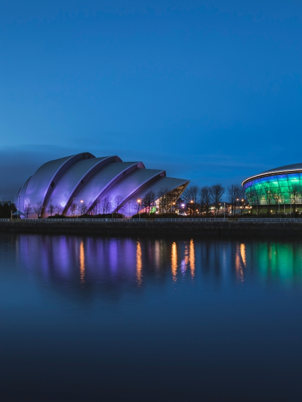 L'Armadillo de Glasgow éclairé en violet dans la nuit