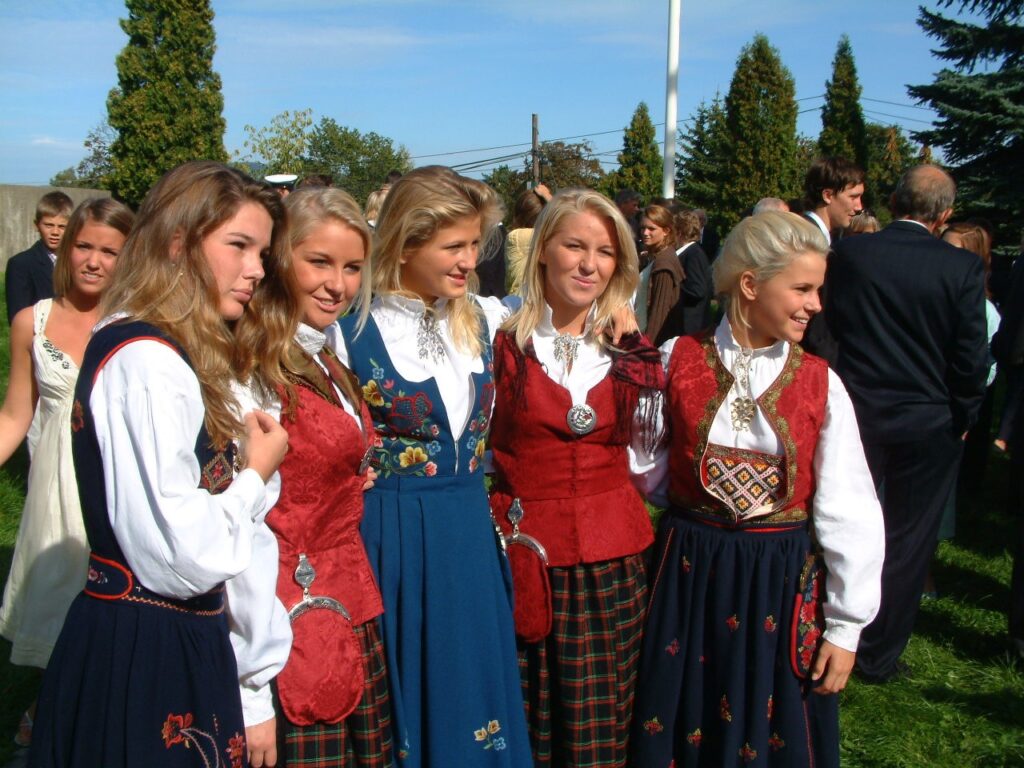Femmes en bunad pour célébrer la fête nationale norvégienne