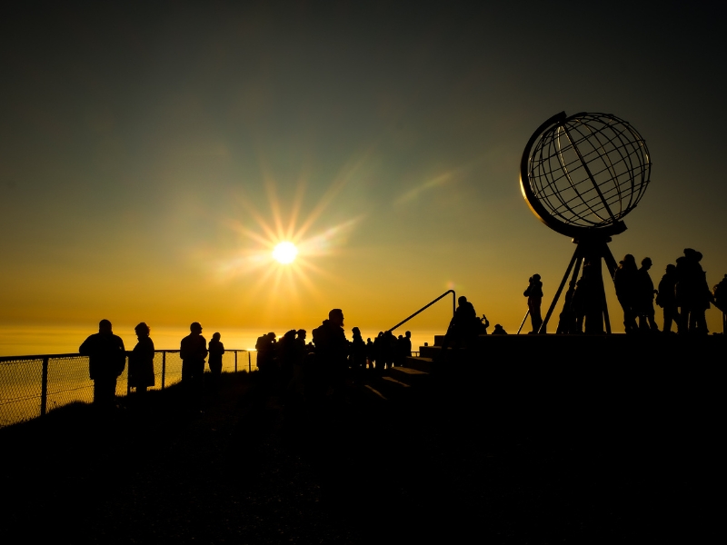 Le Cap Nord pendant le soleil de minuit avec les touristes