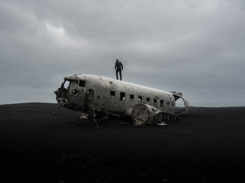 Touriste sur la carcasse de l'avion DC3