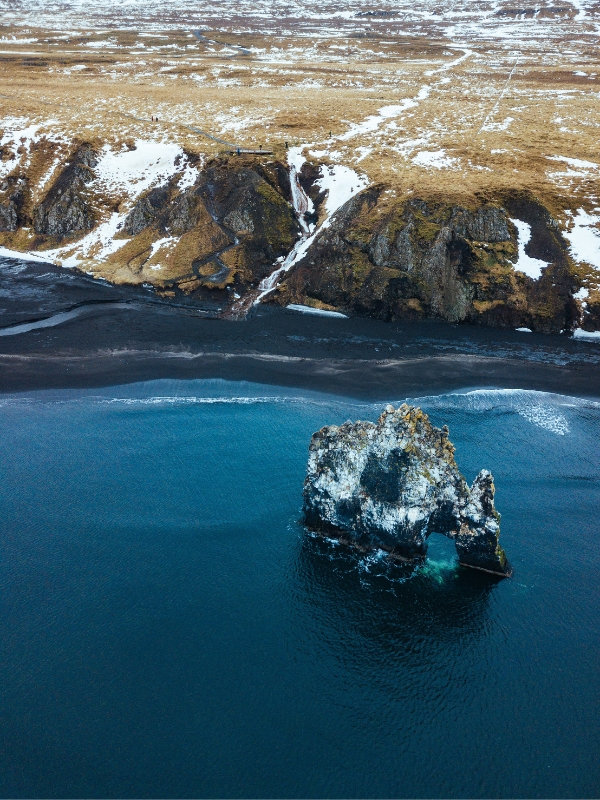 Le Rocher Hvítserkur au large de l'Islande pendant la marée haute