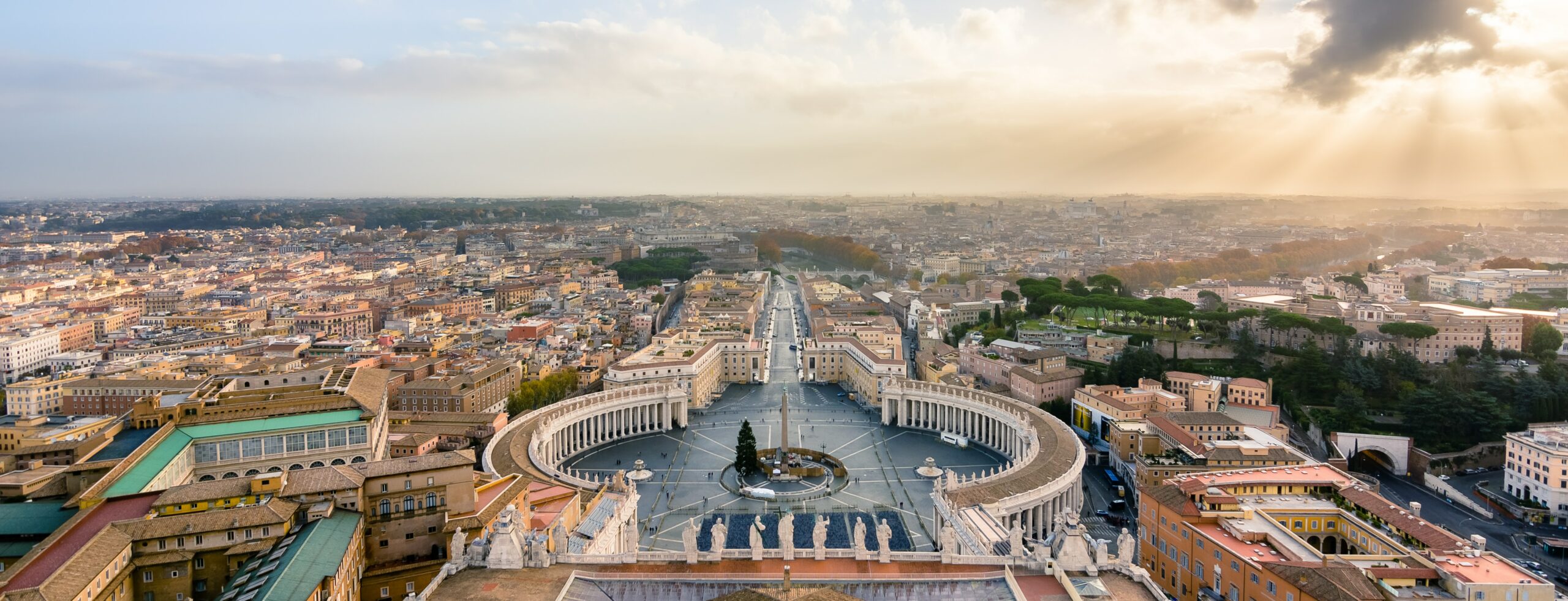 Vue aérienne du Vatican en premier plan et de Rome en second plan