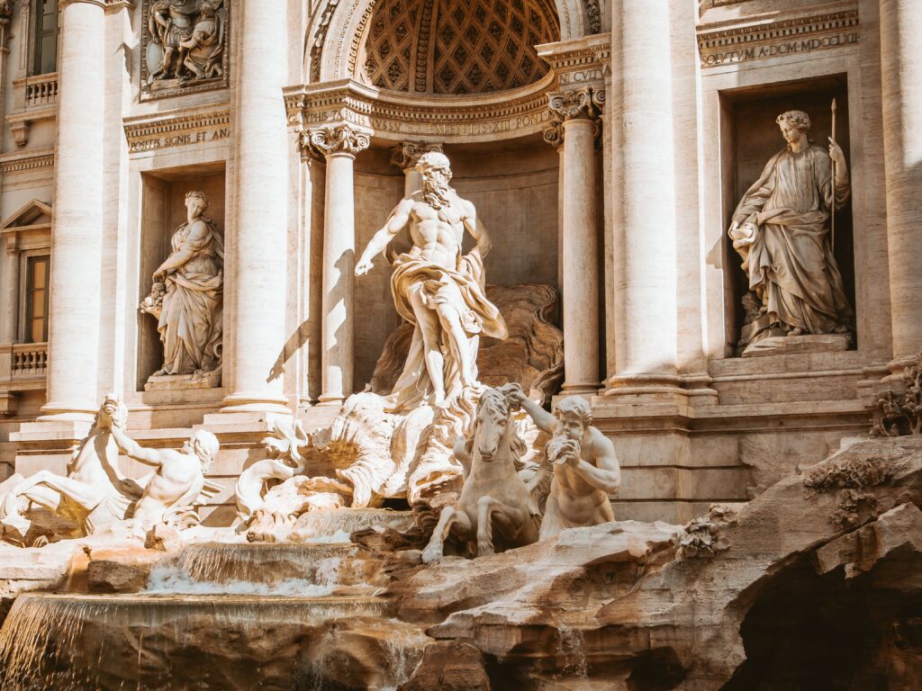 Zoom sur la statue de Neptune au centre de la Fontaine de Trevi