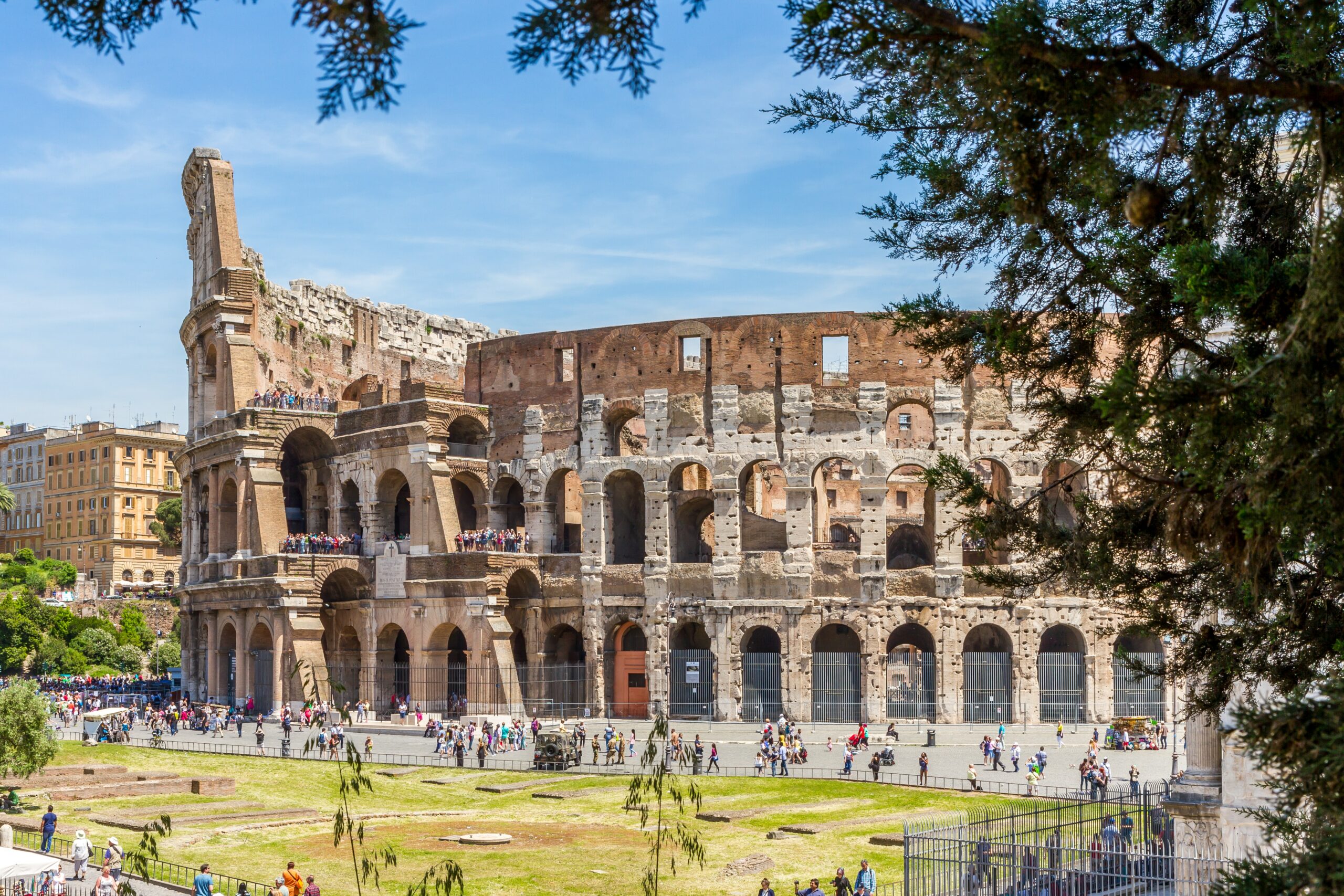 Vue sur le Colisée avec les touristes devant