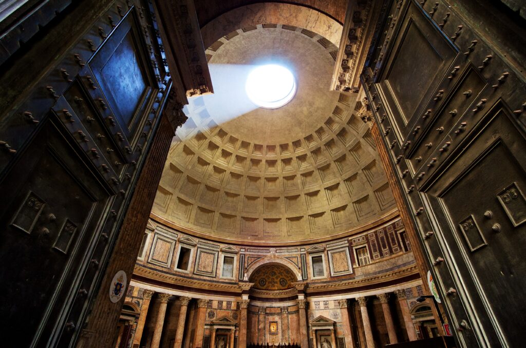 Intérieur du Panthéon avec l'oculus de son dôme