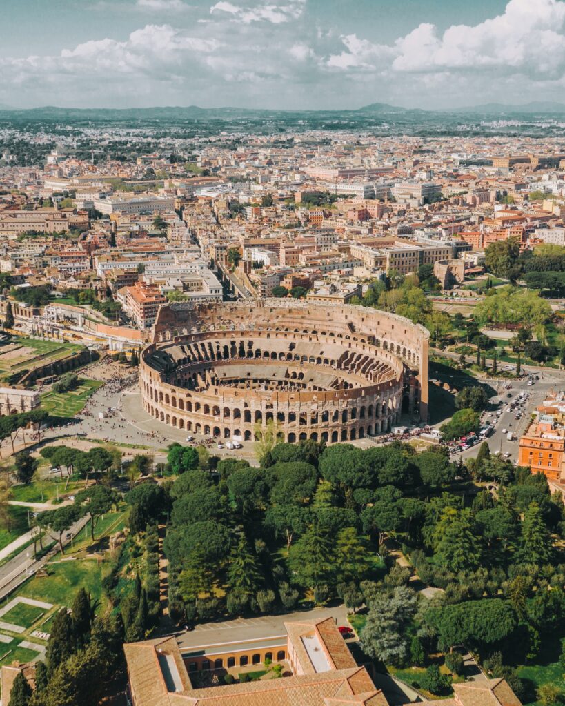 Vue du ciel sur le Colisée et Rome